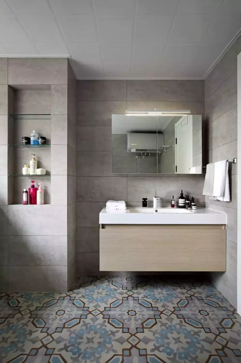 在小戶型衛生間內做個壁龕來輔助收納，還是挺好用的