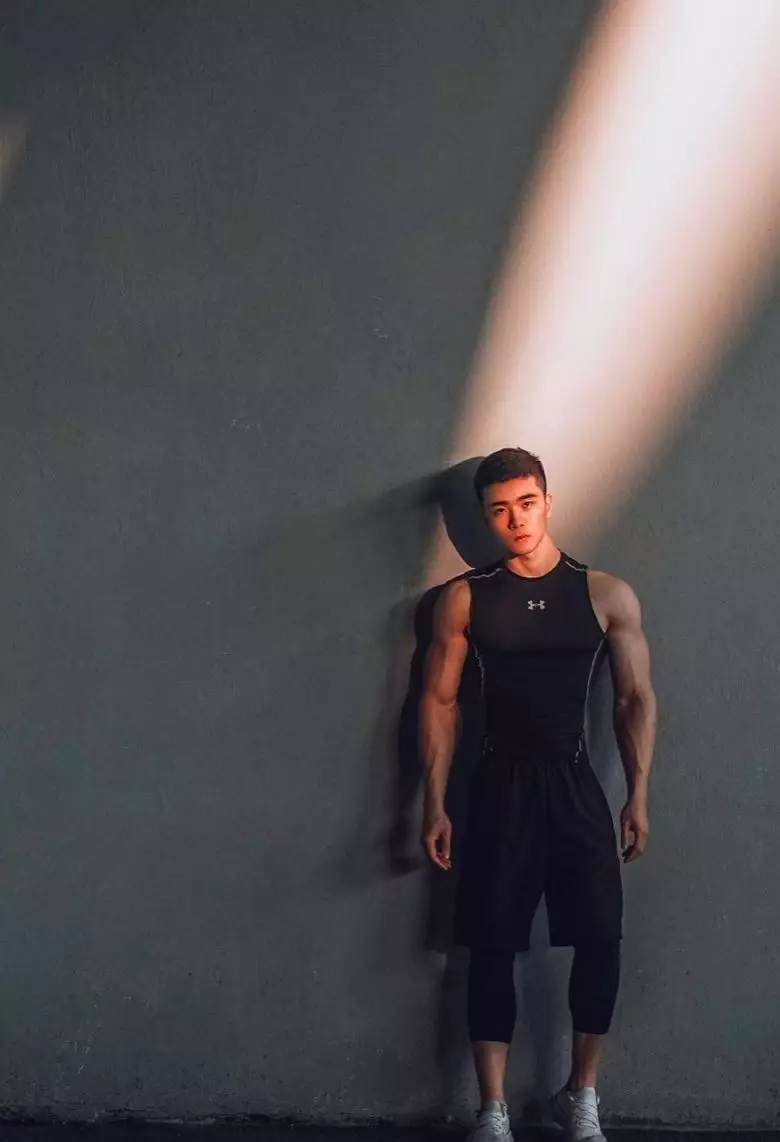 胸体育小哥の湿身写真！据说还是个肌肉