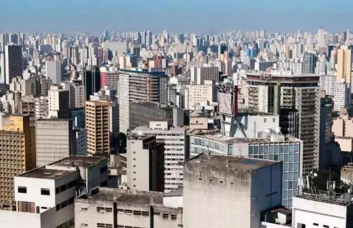 农村又一新“怪相”：拼命在县城买房的年轻人，新房不住又去打工？值得吗？