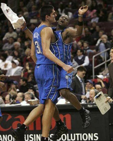 NBA赛场5大雷人瞬间，抠鼻子防守上镜，贝克汉姆偷瞄美女！