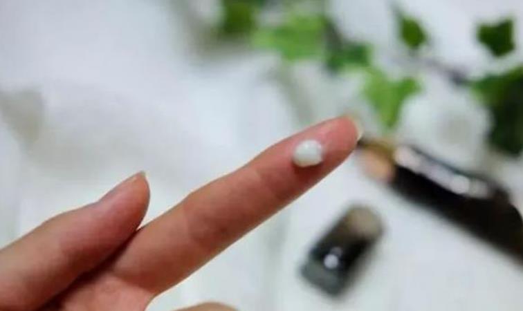 药店最火的“变态”发明，3次眼袋细纹全没了，半个娱乐圈人手一支