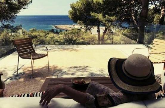 金星老师晒出自己的豪宅，挖了条隧道当餐厅，家里直接朝向大海