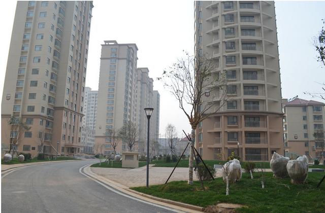 为了讨老婆结婚，我贷款几十万在市里买了房，可现在竟开心不起来