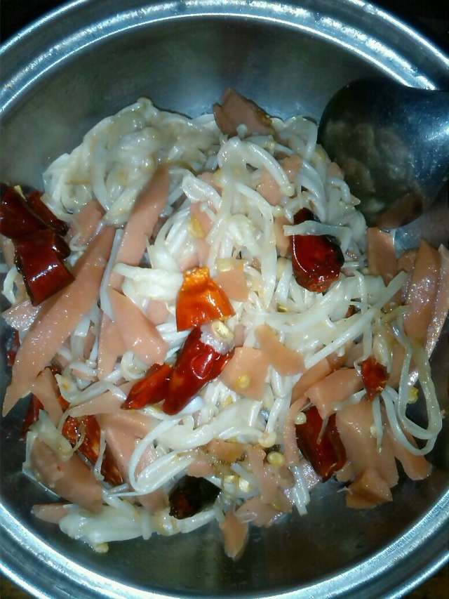 金针菇小炒，特别好吃，老人小孩都爱吃，老婆能吃一大锅