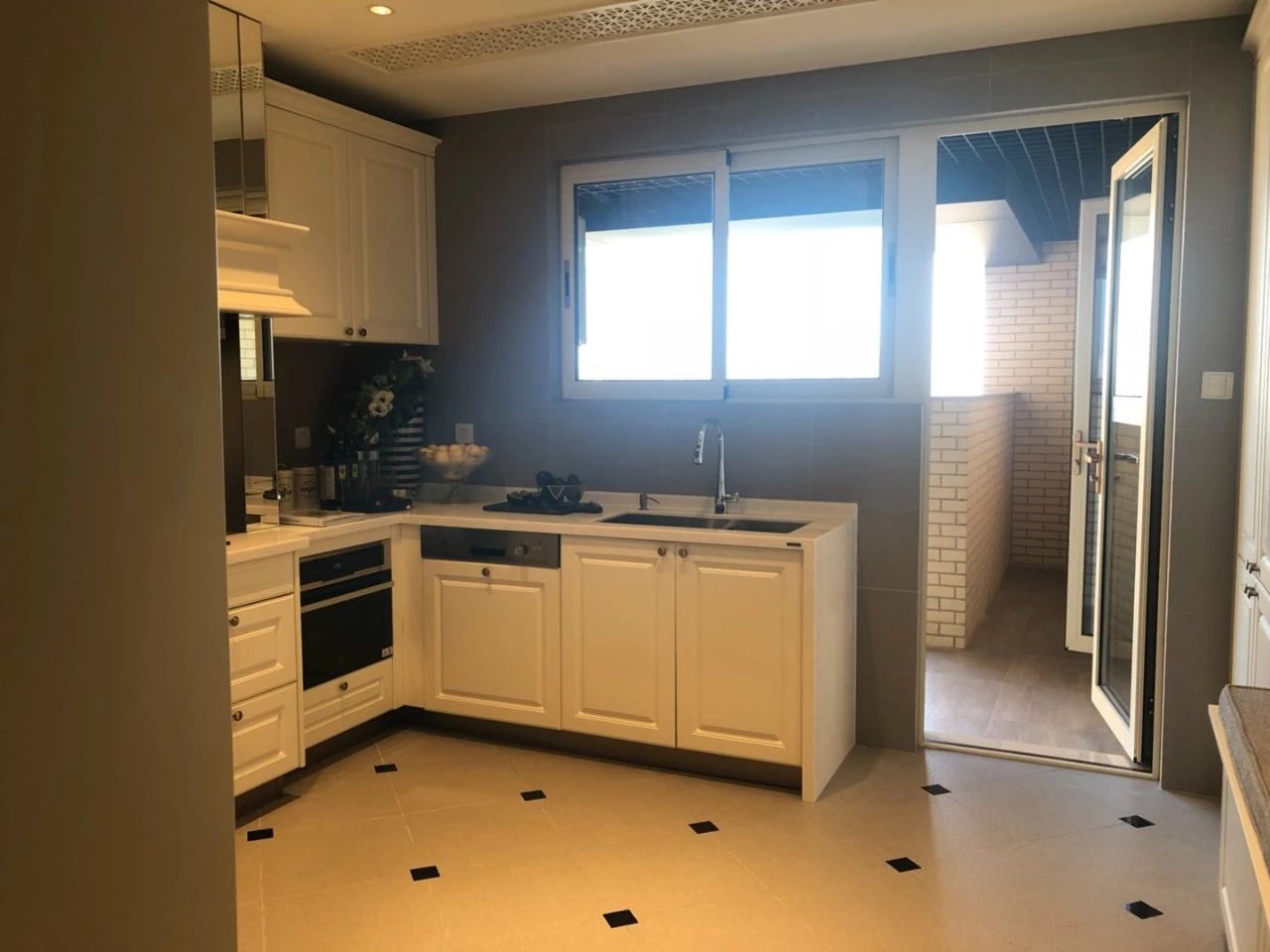 躺在浴缸里看江！一盏灯10多万，揭秘岛尖2000万豪宅