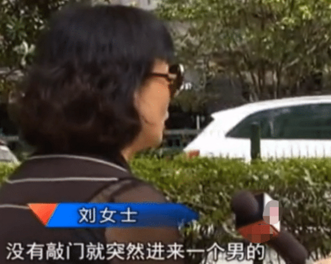 女子赤裸上身做按摩，突然被陌生男子闯入：我感觉受到了非礼