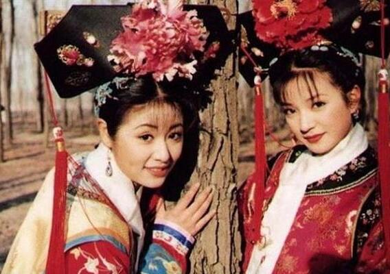 23歲嫁進豪門，跪地給婆婆洗腳，受兒子打罵，現爆老公欠6900萬賭債