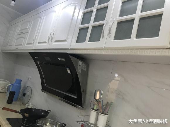 新房装修老婆硬在厨房装口锅，改不了的农村习气，朋友看了笑喷！