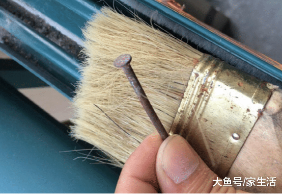 窗户轨道积灰尘怎么办？师傅教我这样清理，省力而且效果好