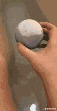 主人在水里放入了沐浴炸彈，貓咪嚇得都站起來了：快跑有危險！