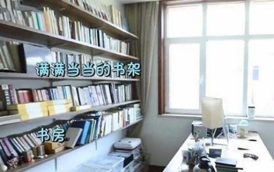 一起參觀樸樹的豪宅，家里有個超大的樂器房，外面還有個獨立院子