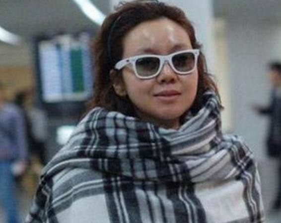 大家都被女明星骗了，这才是她们在机场的真实样子