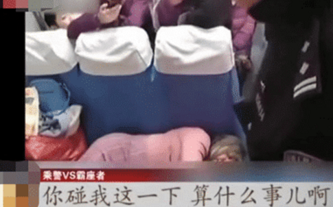 女乘客火車上霸座，氣焰囂張不斷挑釁乘警：你還能槍斃我咋滴！