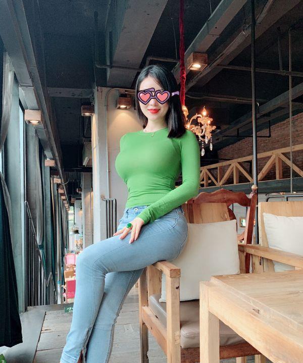 紧身裤美女，丰满成熟，敢这么的穿的都有“真家伙”