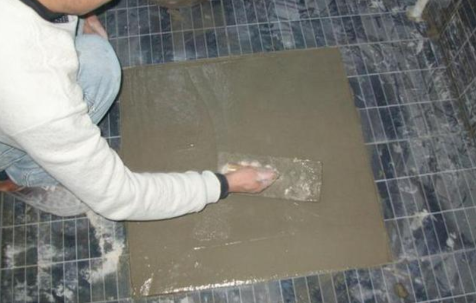 与其给卫生间铺防滑垫，不如这样处理，就连师傅都说很实用