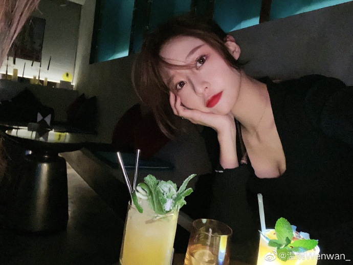 温婉生活照流出,甜美外表下隐藏大"缺陷",网友:果然是黑凤梨! - 携景