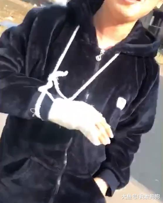 看到自己家黑狗怎么狗腿瘸了, 后头一看笑喷: 你学的还挺像!