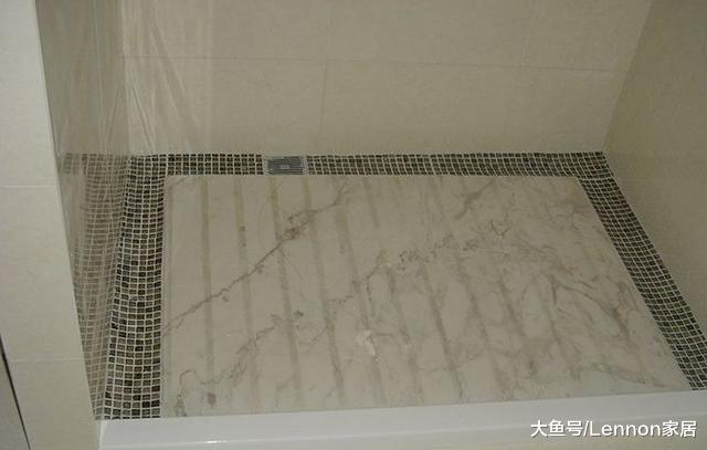 卫生间装修，现在淋浴房都流行装这种排水槽，下水快又美观