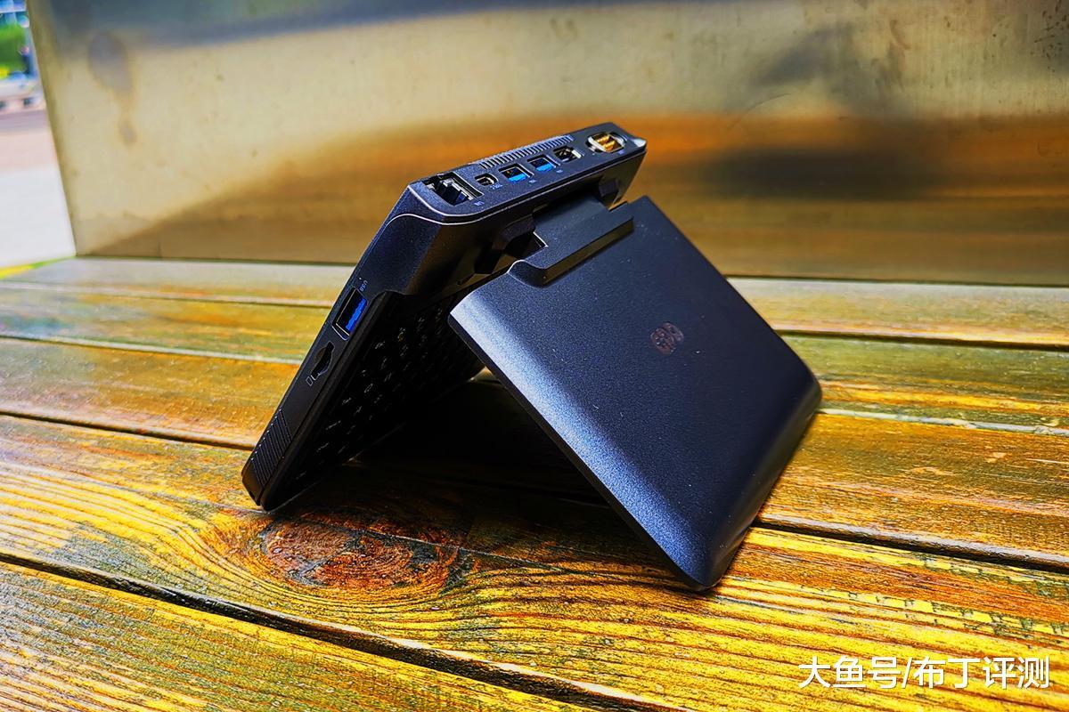 多种专业接口，GPD MicroPC堪称是现场工程师的口袋利器！