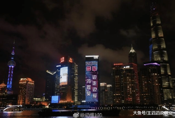 上海高楼7个大字，冯提莫再一次“炸了”，网友：这次证据确凿！