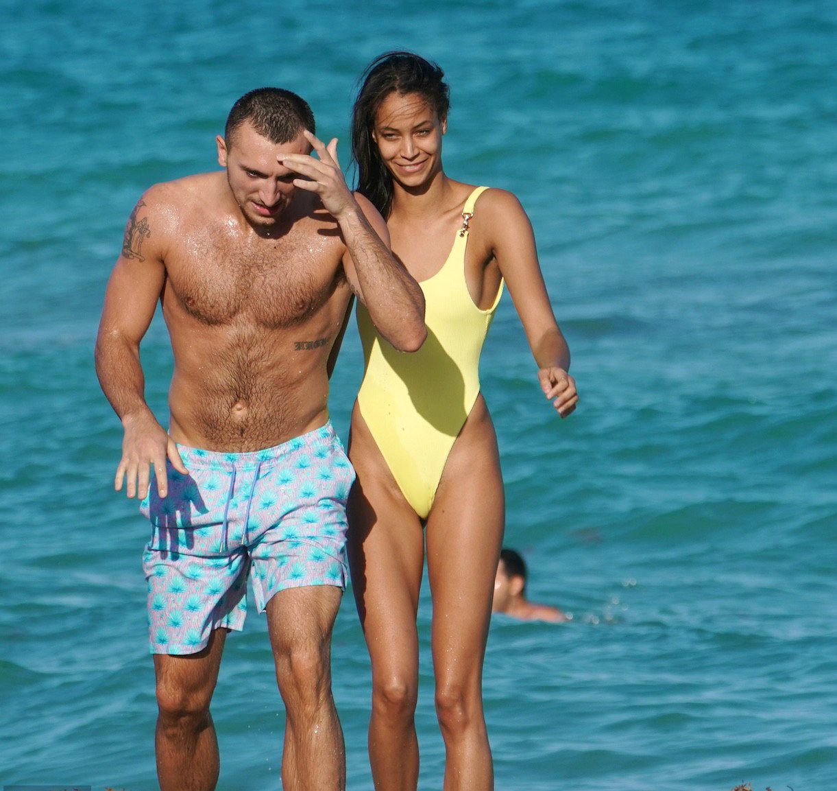 模特尚塔尔·莫纳汉穿黄色泳装在海滩度假，与男友共度悠闲假期