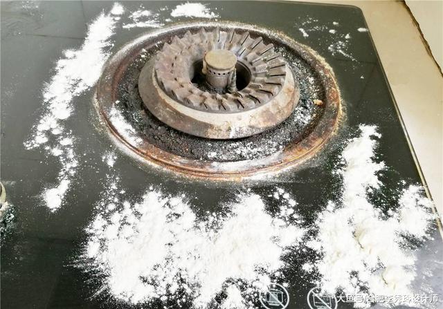 抓一把面粉撒在灶台上，清理的干干净净，一打火灶台却瞬间炸裂了