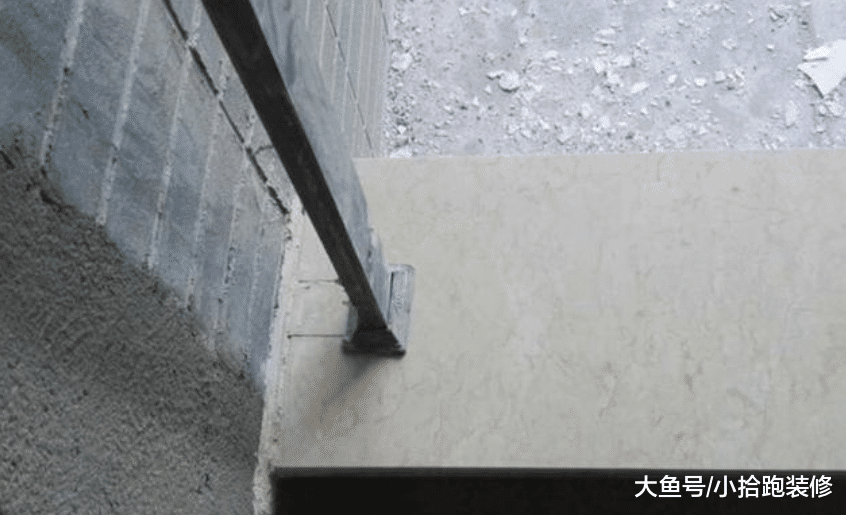 鄰居家窗臺石鋪的真好，護欄沒拆也能鋪貼，可師傅卻說丑