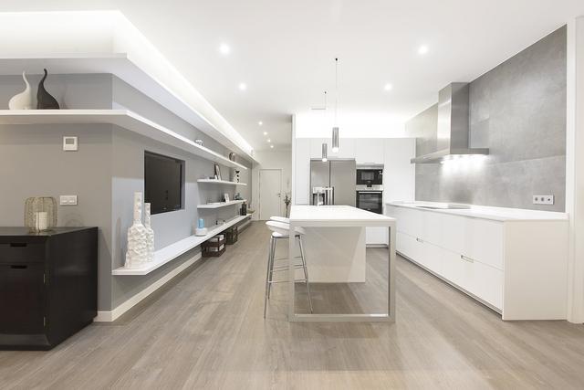 玄关不打柜子，却安装木板，收纳不误还能坐着换鞋，效果出奇好！