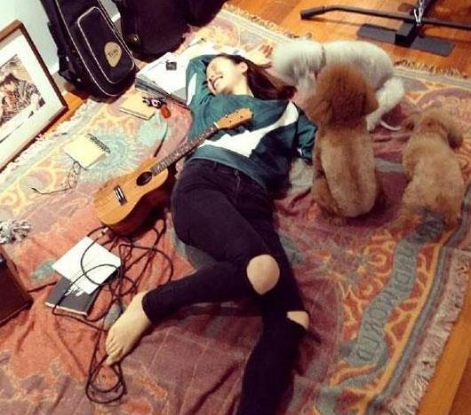 带你参观江一燕现实的豪宅，生活中很随性，在地毯上也能躺一天