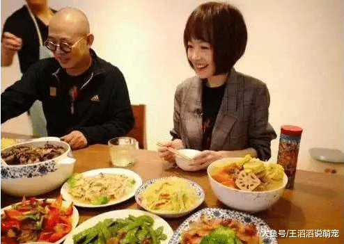 鲁豫上门吃饭：在李连杰家难以下筷，在何猷君家嫌不够吃！网友神评论。