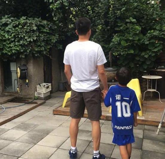 ?晒晒刘烨住的豪宅，装修布置很气派，精心打造了小院子