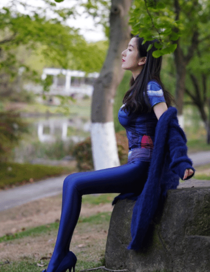 谁能告诉我，这位少妇穿的是一条什么裤子？