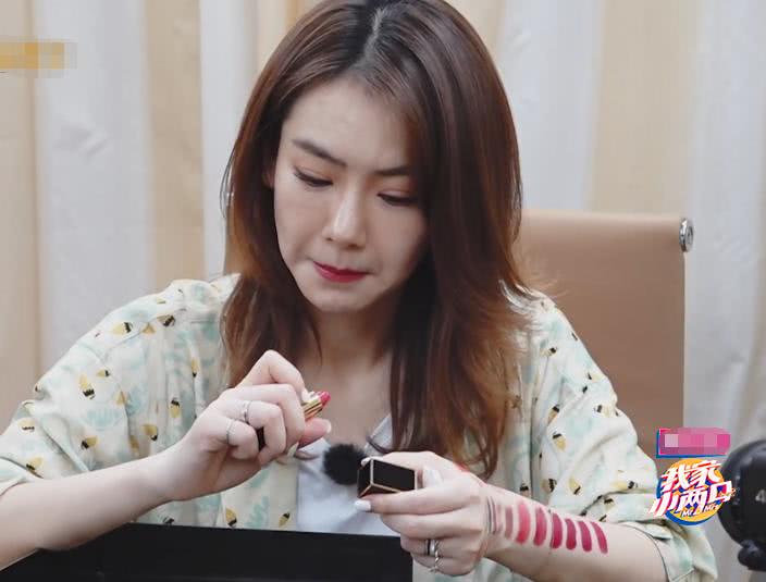 上海市 戚薇的“口红”火了,原以为辣眼,看清后却惊艳众人!