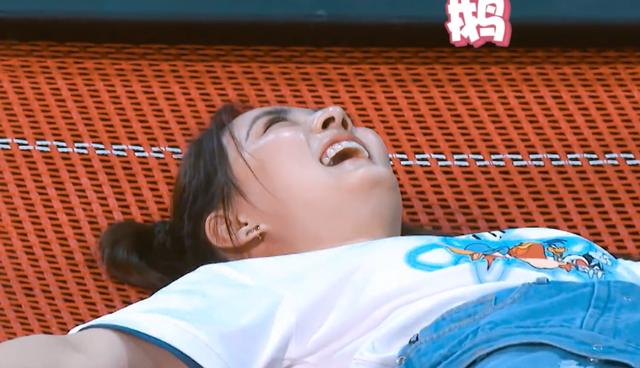 徐璐录综艺有多拼?穿"三分裤"玩蹦床大字躺,导演无奈打码救场