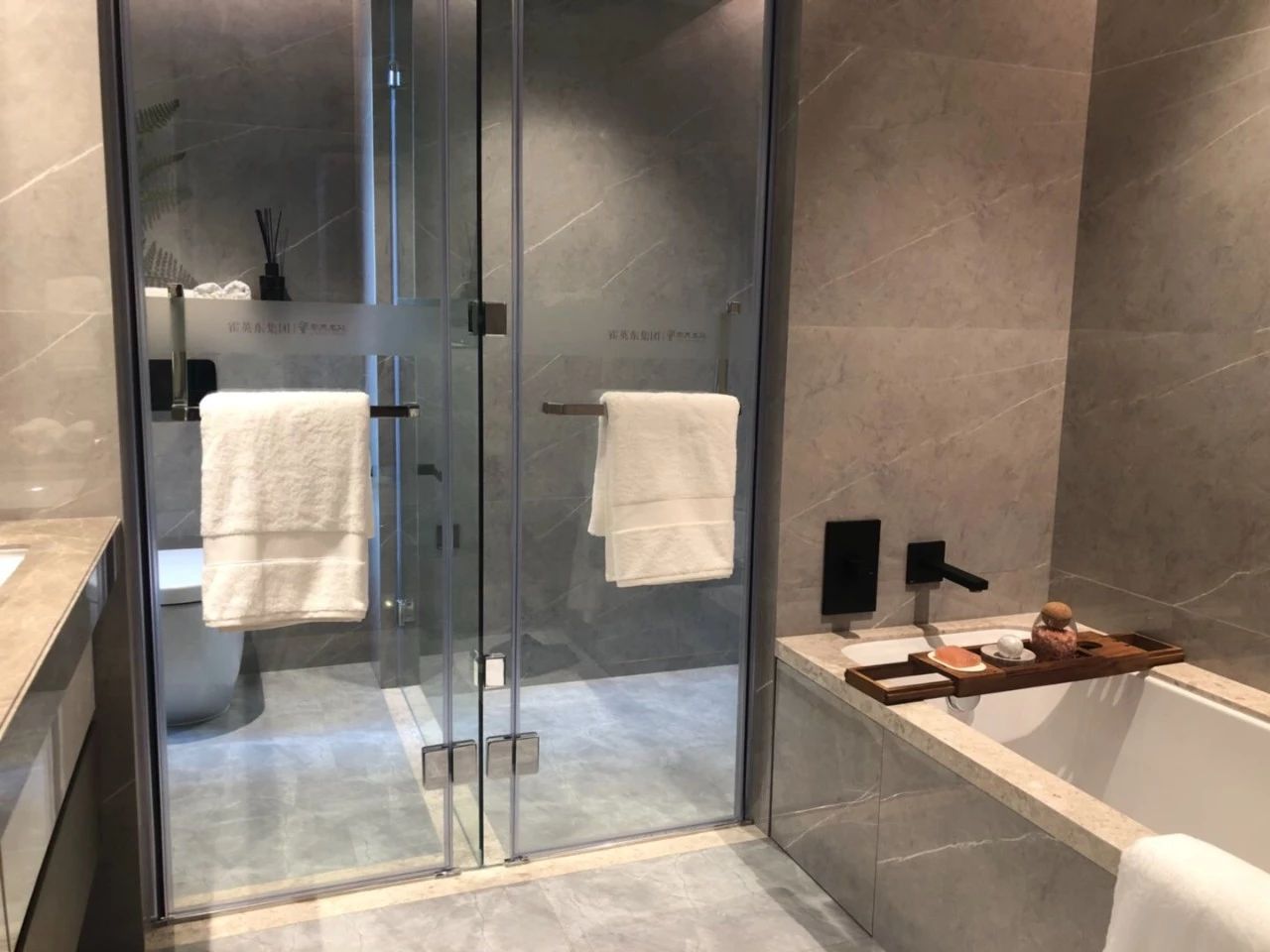 躺在浴缸里看江！一盏灯10多万，揭秘岛尖2000万豪宅