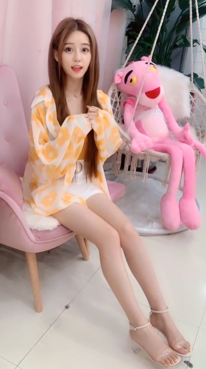 粉红窗帘，粉红椅子，粉红玩具豹，少女心十足