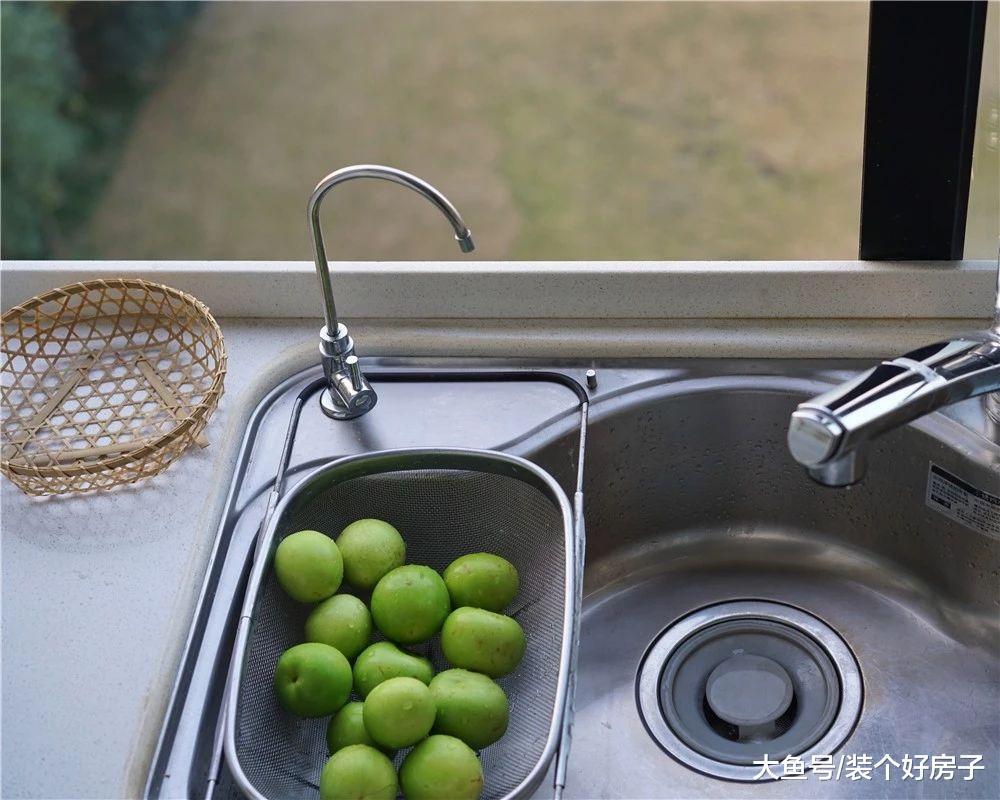 她亲手打造出与井柏然同款的家, 在书墙里藏下卧室和书房!