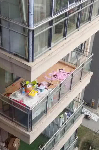 隔壁楼的阳台脏乱不堪，男子放大一看后立马笑喷，二哈：拍什么拍