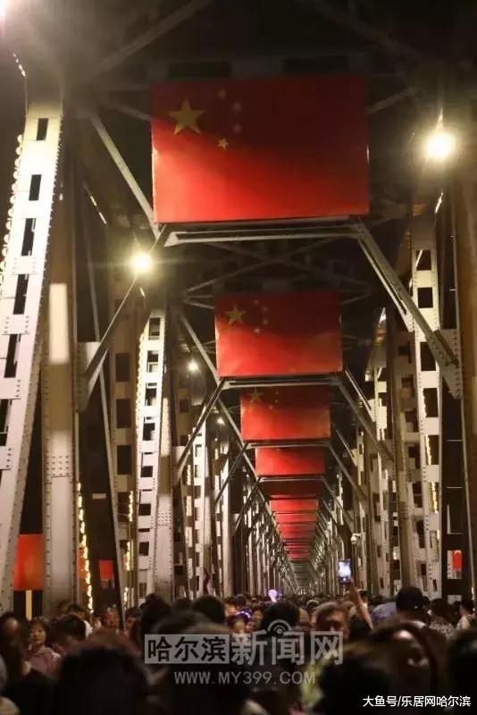 昨晚一高兴，中央大街又满了！20万人！还有一个网红打卡处人更多