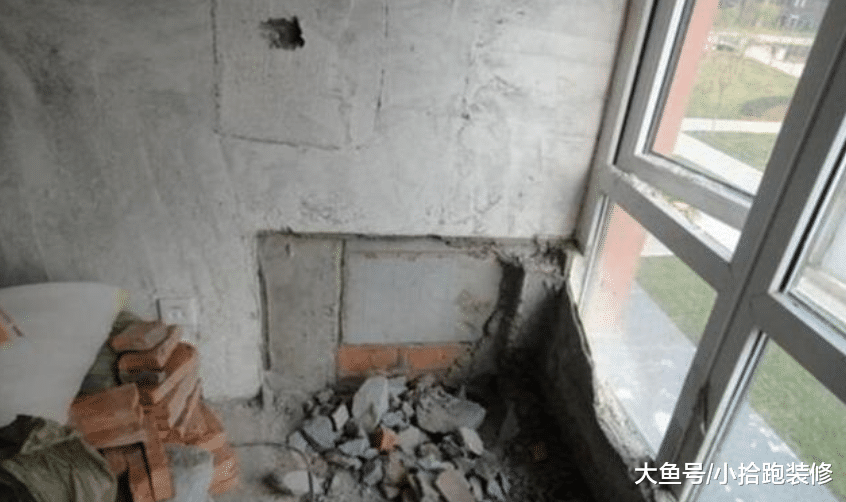 飘窗拆掉，业主看到直说麻烦了，并质问师傅：你是专业的吗？