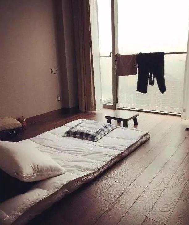 带你看看郑爽住的房子，卧室里连床也没有，平时都是直接睡地上