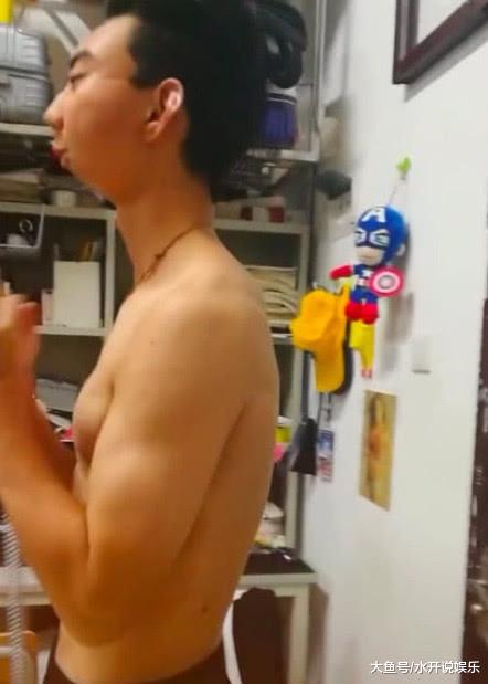 男大学生在宿舍狂练肌肉，却因颜值走红，网友：出道吧！