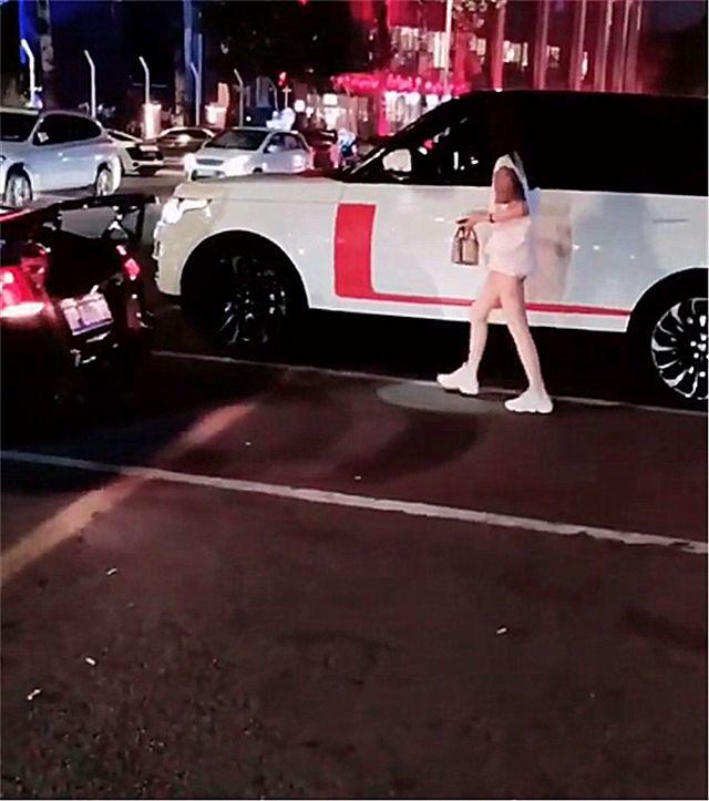 妙龄女子开路虎揽胜现街头，看到身材时，没想到一位大长腿美女！