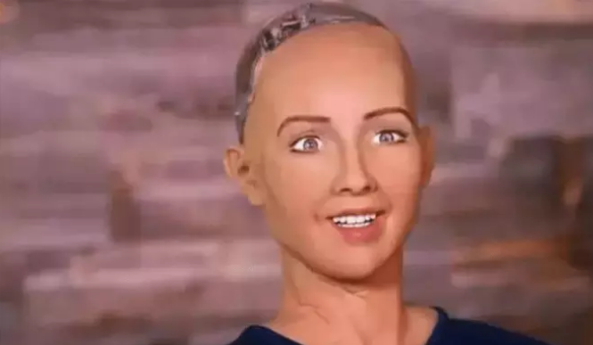 当年扬言“我会摧毁人类”的女性机器人索菲亚，如今却变成了这样