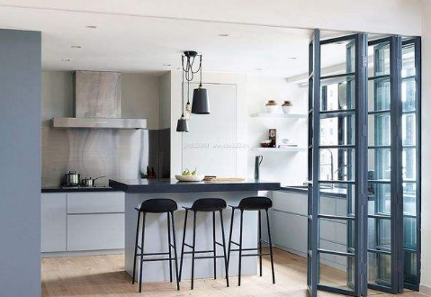 越来越多人厨房不装推拉门了，如今都潮流这样装，既隔烟又实用