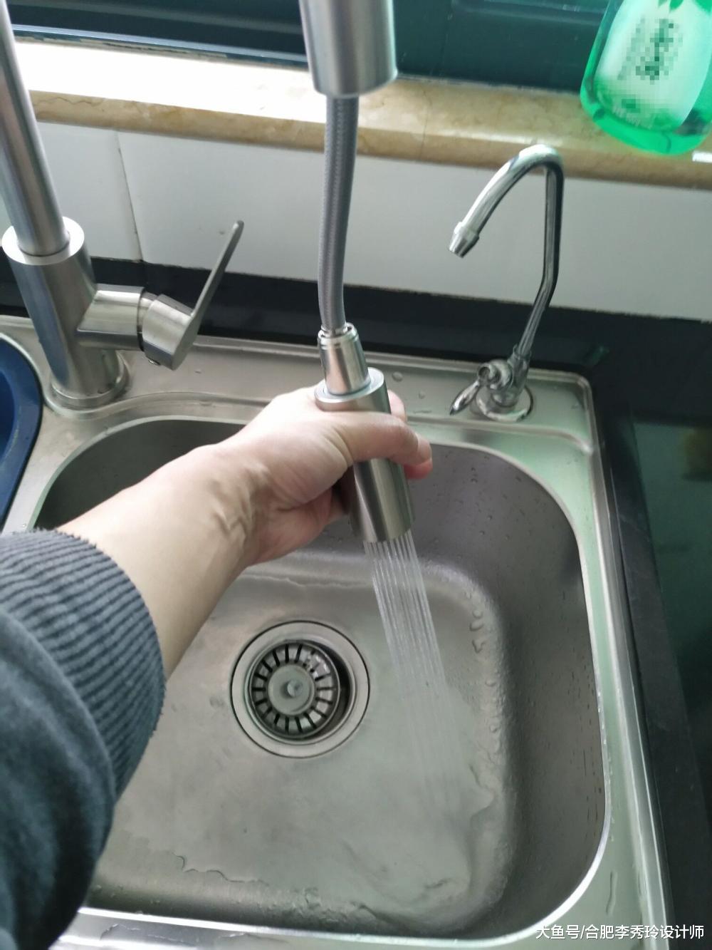 這款日本水龍頭有意思，隨意伸縮像花灑，網友：洗頭再也不用趴著了！