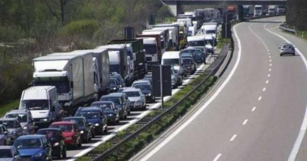 “德国高速”不限速，为啥很少能看到车祸？网友：国内司机学学吧