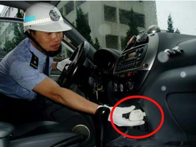 驾照@车内禁止安放这4个汽车用品,特别是第3个,一旦发现驾照被吊销!