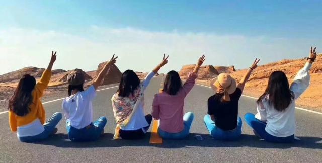 青海旅游再次升温，高速公路上的美景虽然很狂野，可千万别模仿哦