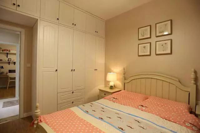 套内70平的二居室样板房，简约美式的装修大气时尚！